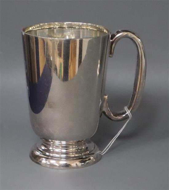 A George V silver mug by Walker & Hall, Sheffield, 1934, 11 oz.